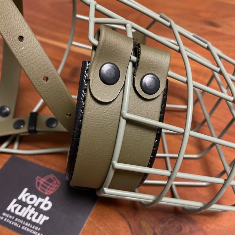 Maulkorb bronze-gold auf einem Tisch