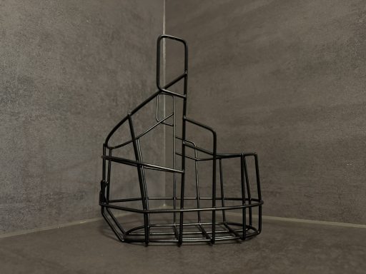 Schwarzes metallisches Gestell in einer Ecke mit geometrischer Form.